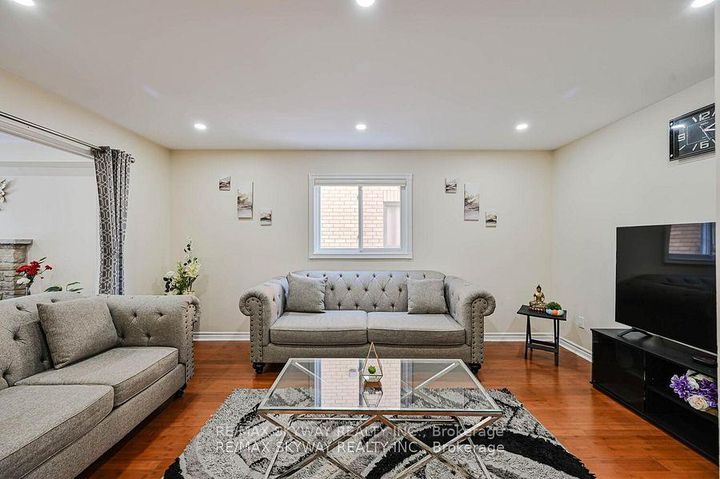 Photo 9 at 117 Richvale Drive S, Heart Lake East, Brampton