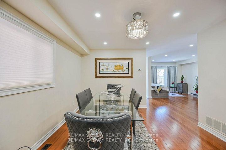 Photo 12 at 117 Richvale Drive S, Heart Lake East, Brampton