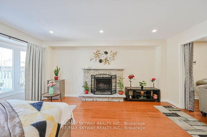 Photo 14 at 117 Richvale Drive S, Heart Lake East, Brampton