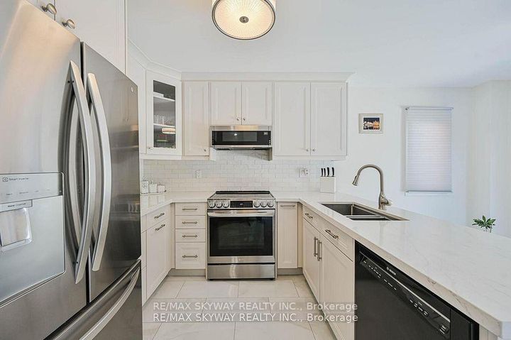 Photo 17 at 117 Richvale Drive S, Heart Lake East, Brampton