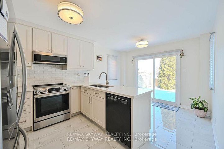 Photo 18 at 117 Richvale Drive S, Heart Lake East, Brampton