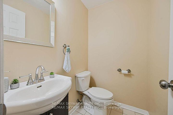 Photo 21 at 117 Richvale Drive S, Heart Lake East, Brampton