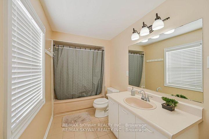 Photo 33 at 117 Richvale Drive S, Heart Lake East, Brampton