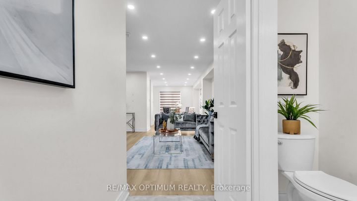 Photo 3 at 9 Ridgefield Court, Vales of Castlemore, Brampton