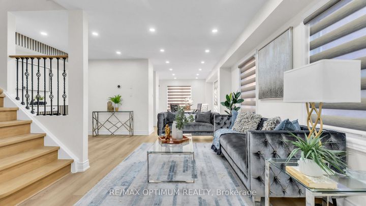 Photo 4 at 9 Ridgefield Court, Vales of Castlemore, Brampton