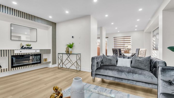 Photo 5 at 9 Ridgefield Court, Vales of Castlemore, Brampton