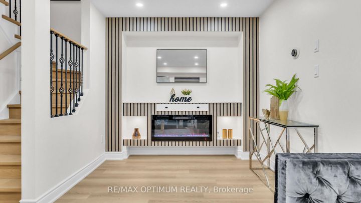 Photo 10 at 9 Ridgefield Court, Vales of Castlemore, Brampton