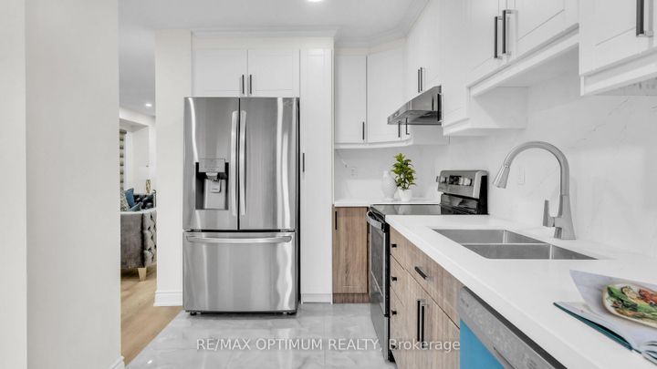 Photo 18 at 9 Ridgefield Court, Vales of Castlemore, Brampton