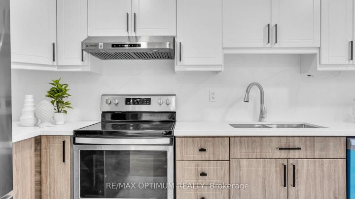 Photo 19 at 9 Ridgefield Court, Vales of Castlemore, Brampton