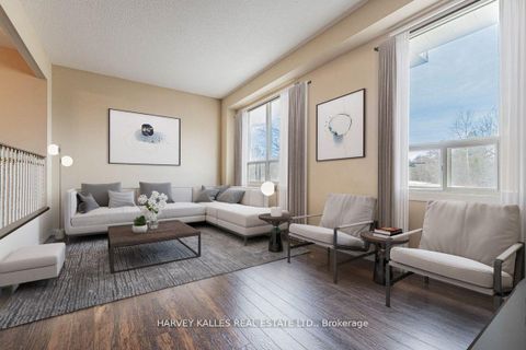 Photo 5 at 82 Poplar Crescent, Aurora Highlands, Aurora