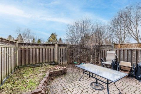 Photo 11 at 82 Poplar Crescent, Aurora Highlands, Aurora