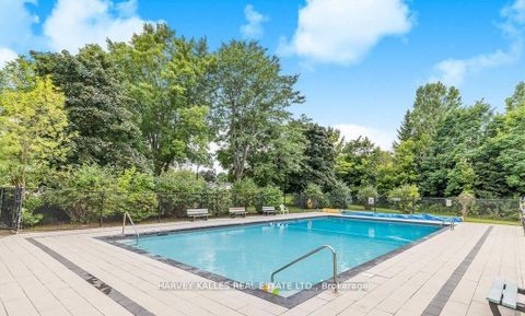 Photo 12 at 82 Poplar Crescent, Aurora Highlands, Aurora