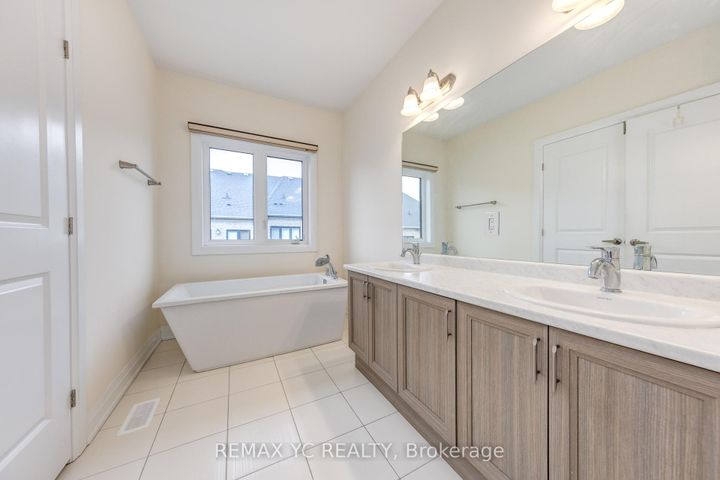 Photo 13 at 33 Duncombe Lane, South Richvale, Richmond Hill