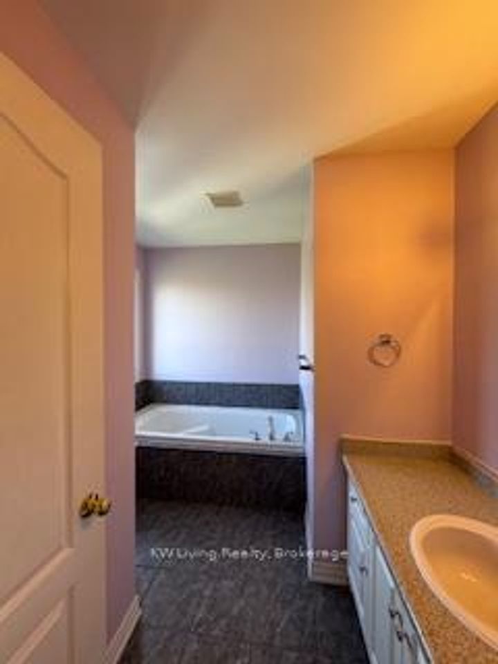 Photo 11 at 7481 Doverwood Drive, Meadowvale, Mississauga