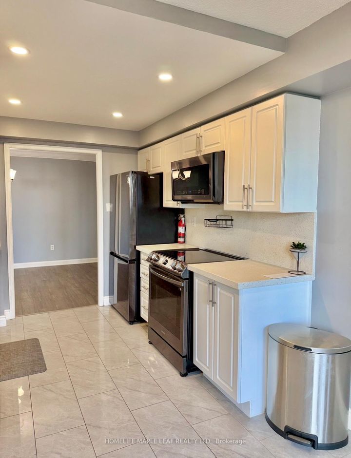 Photo 9 at 407 - 24 Hanover Road, Queen Street Corridor, Brampton