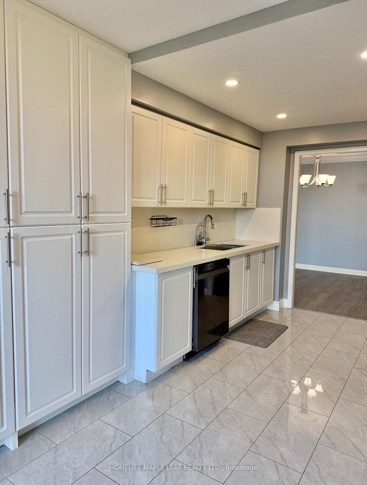 Photo 10 at 407 - 24 Hanover Road, Queen Street Corridor, Brampton