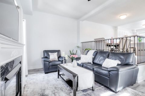 Photo 9 at 40 Sandlewood Court, Bayview Wellington, Aurora