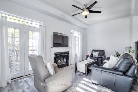 Photo 10 at 40 Sandlewood Court, Bayview Wellington, Aurora