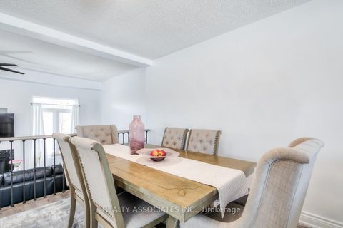 Photo 13 at 40 Sandlewood Court, Bayview Wellington, Aurora