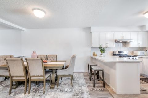 Photo 15 at 40 Sandlewood Court, Bayview Wellington, Aurora