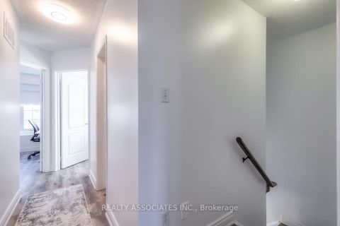 Photo 34 at 40 Sandlewood Court, Bayview Wellington, Aurora