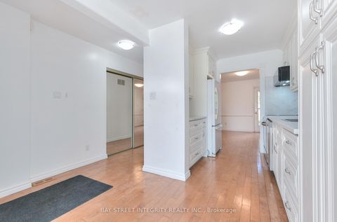 Photo 2 at 976 Raintree Lane, Lorne Park, Mississauga