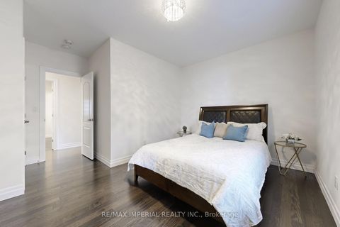 Photo 27 at 211 Touch Gold Crescent, Bayview Southeast, Aurora