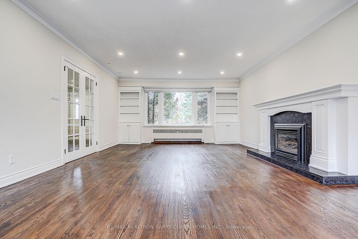 Photo 2 at 19 Lower Links Road, Windfields, Toronto