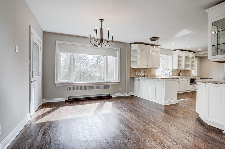 Photo 5 at 19 Lower Links Road, Windfields, Toronto