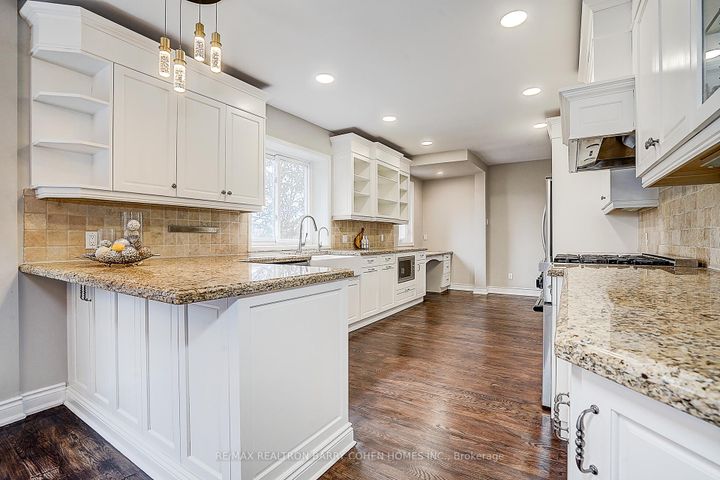 Photo 8 at 19 Lower Links Road, Windfields, Toronto