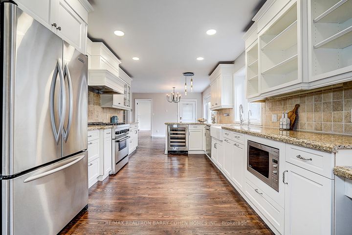 Photo 9 at 19 Lower Links Road, Windfields, Toronto