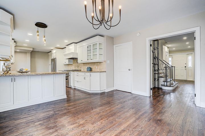 Photo 12 at 19 Lower Links Road, Windfields, Toronto