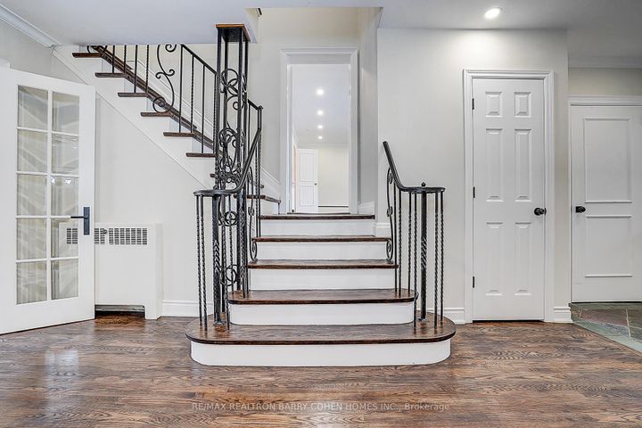 Photo 13 at 19 Lower Links Road, Windfields, Toronto