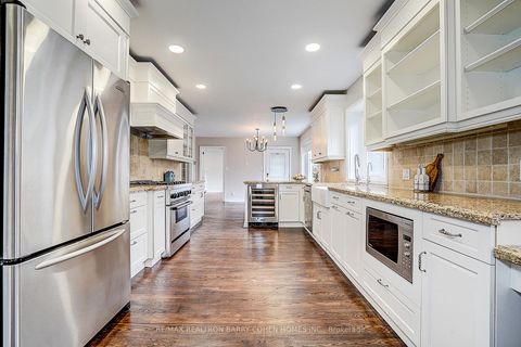 Photo 9 at 19 Lower Links Road, Windfields, Toronto