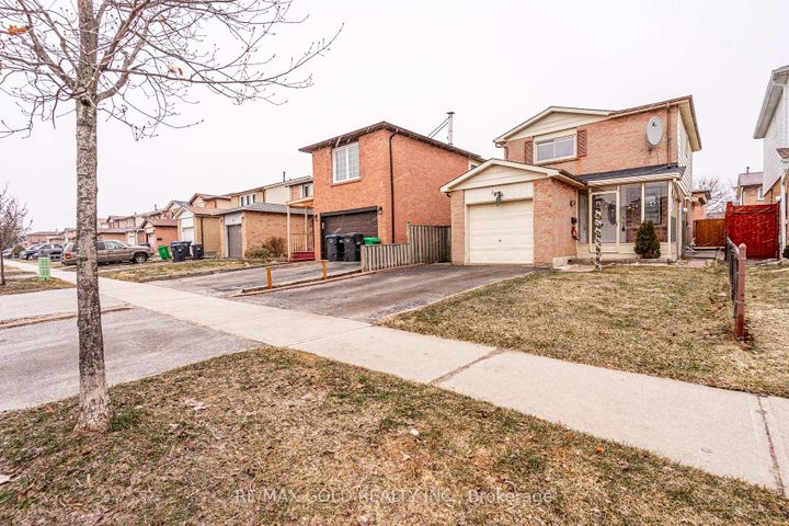 Photo 2 at 13 Martindale Crescent, Brampton West, Brampton