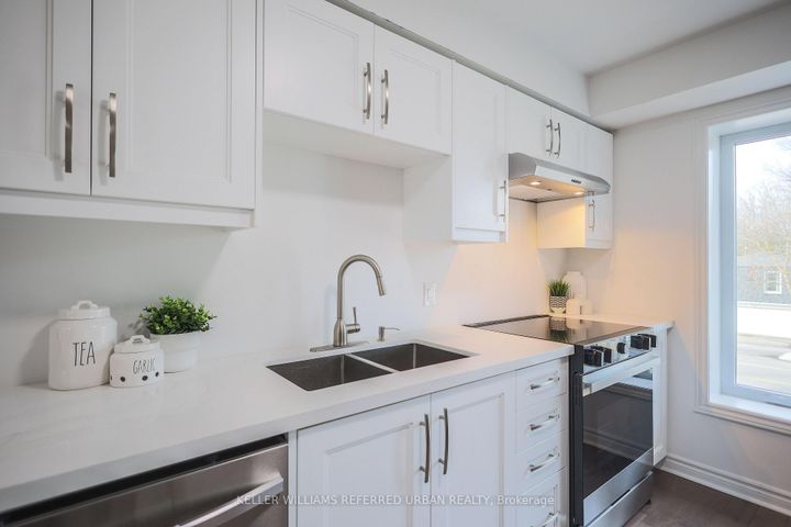 Photo 11 at 4 - 11 Plaisance Road, North Richvale, Richmond Hill