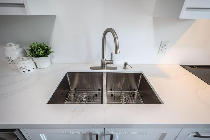 Photo 12 at 4 - 11 Plaisance Road, North Richvale, Richmond Hill