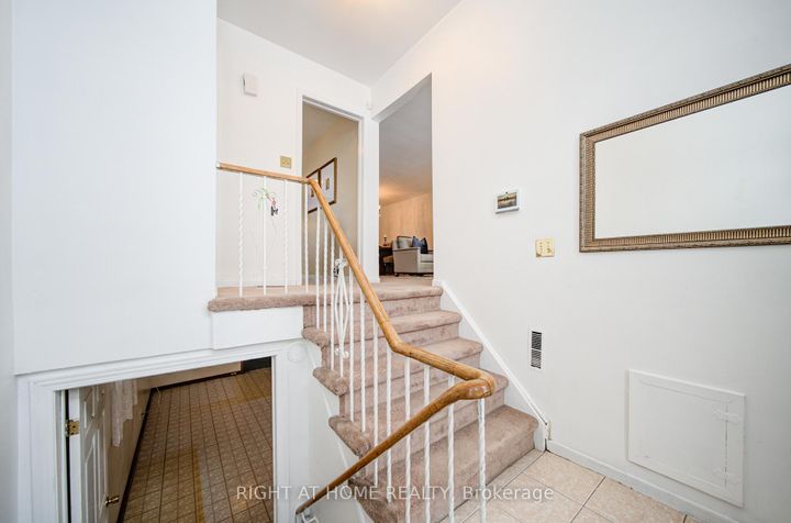 Photo 2 at 14 Castlebury Crescent, Steeles, Toronto