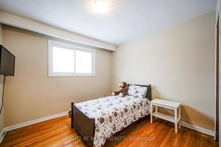 Photo 11 at 14 Castlebury Crescent, Steeles, Toronto