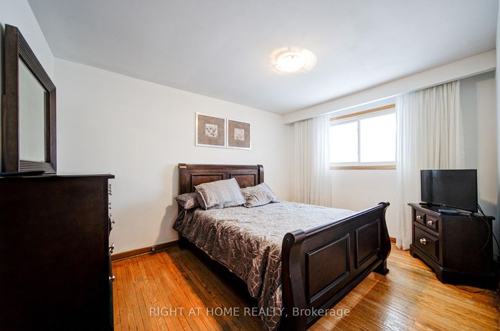 Photo 12 at 14 Castlebury Crescent, Steeles, Toronto