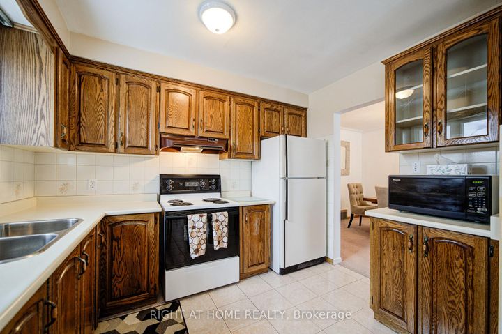 Photo 18 at 14 Castlebury Crescent, Steeles, Toronto