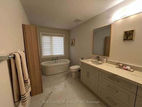 Photo 10 at 23 Lowther Avenue N, Oak Ridges, Richmond Hill