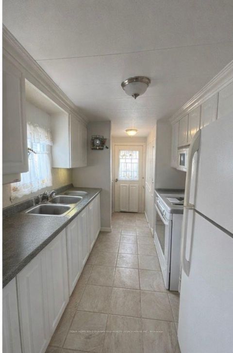 Photo 3 at 6 Pinehill Court, Stroud, Innisfil