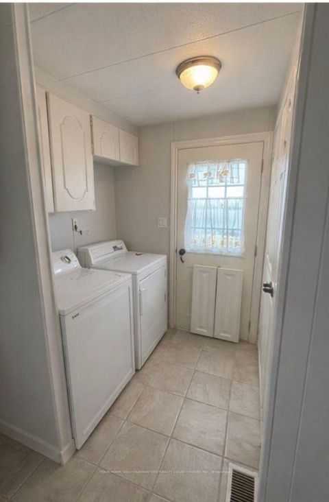 Photo 4 at 6 Pinehill Court, Stroud, Innisfil