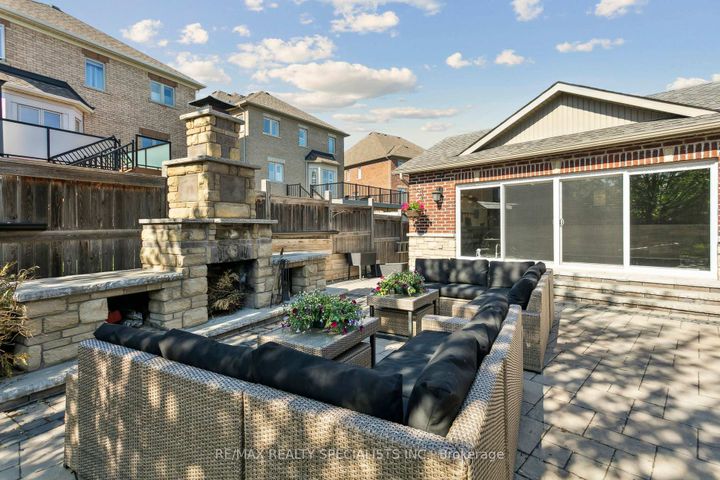 Photo 3 at 9 Flanders Road, Credit Valley, Brampton