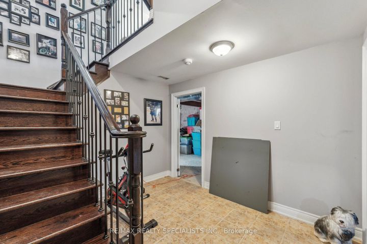 Photo 7 at 9 Flanders Road, Credit Valley, Brampton