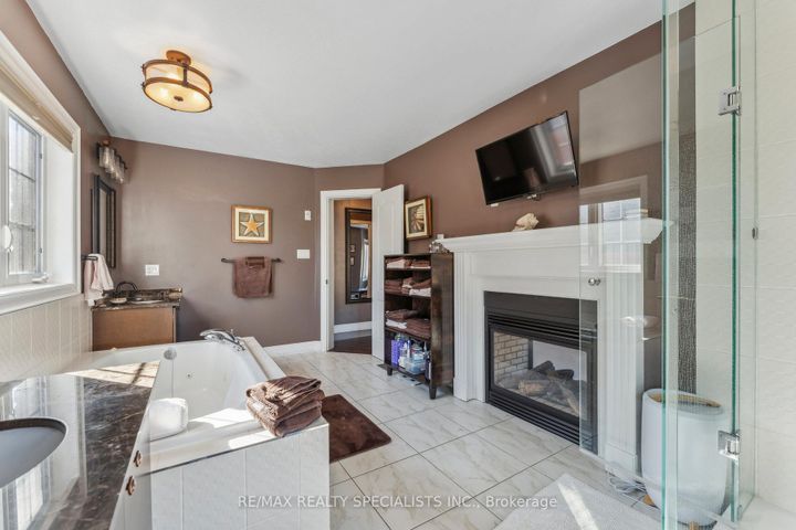 Photo 16 at 9 Flanders Road, Credit Valley, Brampton