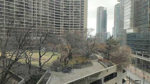 Photo 15 at 838 - 33 Harbour Square, Waterfront Communities C1, Toronto