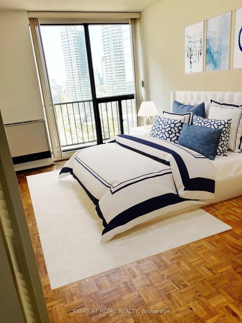 Photo 16 at 838 - 33 Harbour Square, Waterfront Communities C1, Toronto