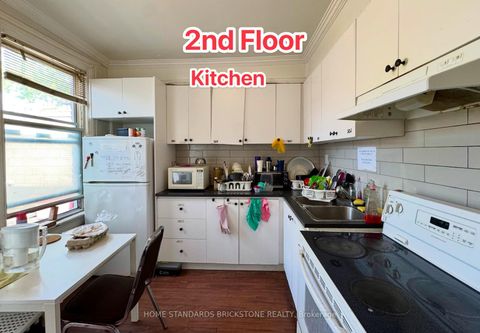 Photo 17 at 586 Bloor Street W, Annex, Toronto